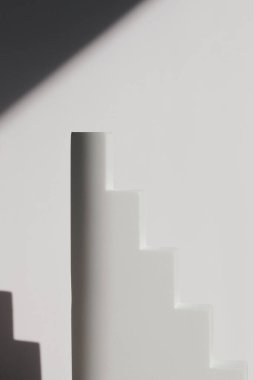 Beyaz podyum, gölgeli adım şeklinde. Yaya taşı. Ürün için beyaz arka planda aşama. Boşluğu kopyala