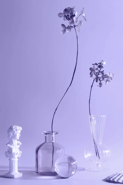 シンプルさ自然さわびさびの概念です。流行でトーン花瓶のドライフラワー非常にペリ.その年の色. ロイヤリティフリーのストック写真