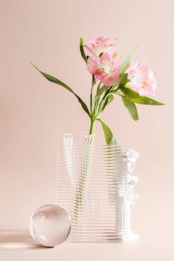 Vazodaki çiçek desenli cam aracılığıyla bej arka planda dekoratif elementlerle. 