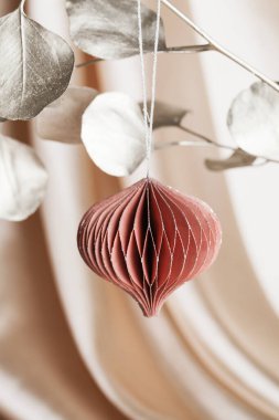 Noel bal peteği kağıt dekoru bej arka planda altın dalda tekstil ile. Mevsimlik tatiller