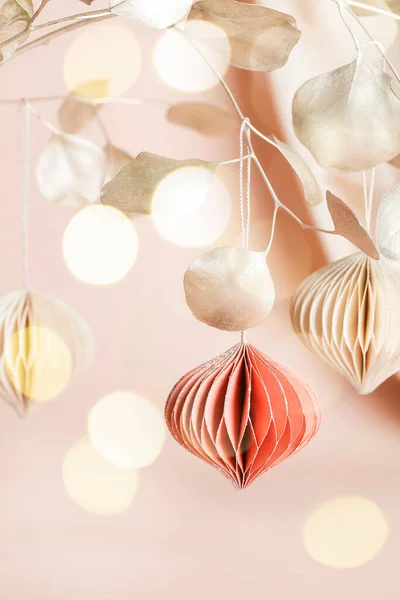 크리스마스 벌집 종이는 베이지 색 바탕에 직물 과보케 로 장식되어 있다. 계절적 인 휴일 — 스톡 사진