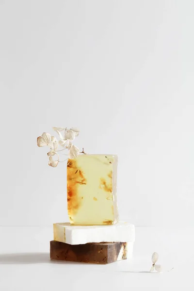 一套漂亮的白色背景的手工天然肥皂 有机简单 矿泉护肤的概念 复制空间 — 图库照片