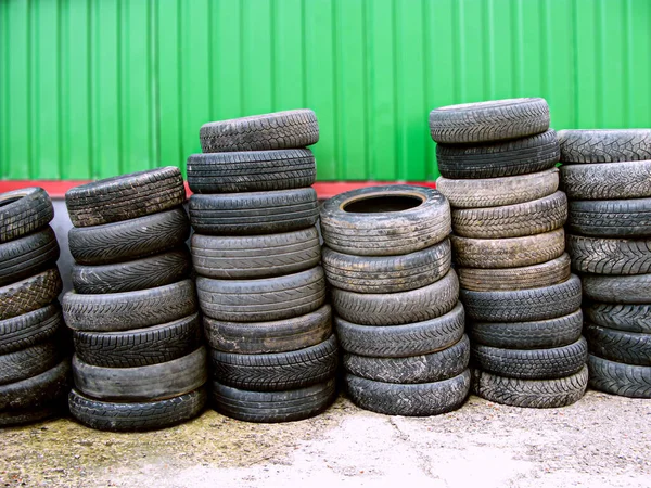 Vecchie Gomme Sono Impilate Contro Muro Primo Piano Pneumatici Usurati — Foto Stock