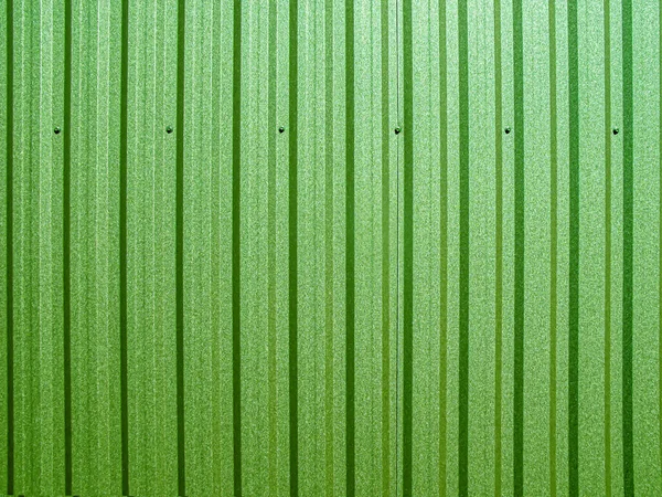 Bakgrund Grön Korrugerad Plåt Modern Teknik Inom Byggsektorn Metallplattor Pålitliga — Stockfoto