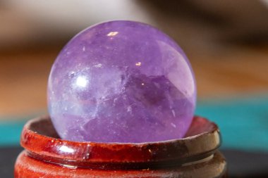 Amethyst Quartz Kristal Topuna yaklaş