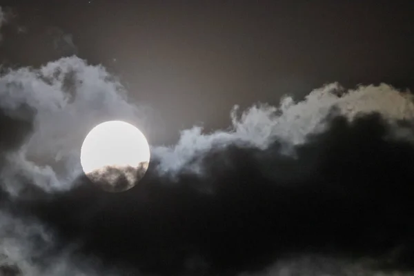 Haziran 2021 'de Nebraska' da dolunay var. Yüksek kalite fotoğraf