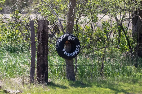 Nenhum sinal de pneu de invasão na cerca de arame farpado — Fotografia de Stock