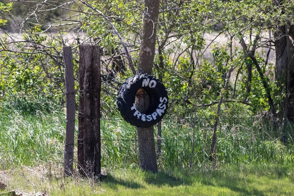 Nenhum sinal de pneu de invasão na cerca de arame farpado — Fotografia de Stock