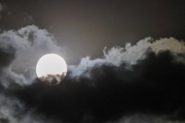 Une pleine lune au-dessus du Nebraska en juin 2021 — Photo