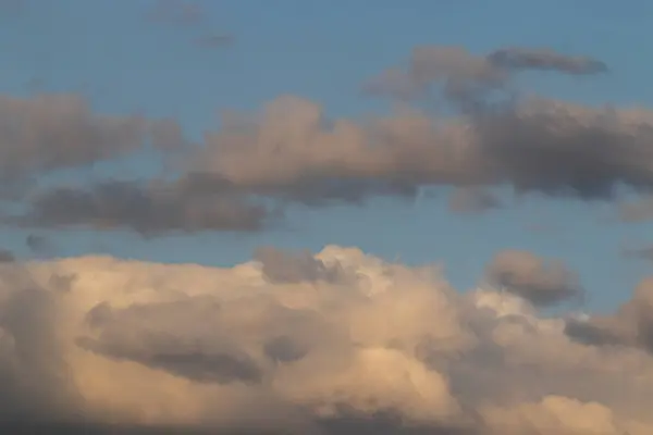 Серый Пушистый Туман Голубом Летнем Небе Высокое Качество Фото — стоковое фото