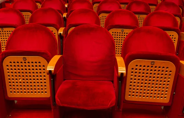 Asientos rojos vacíos para cine — Foto de Stock