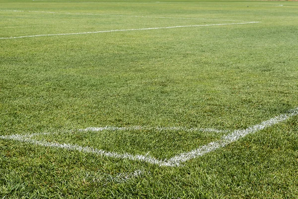 Esquina de campo de fútbol (fútbol) con marcas blancas — Foto de Stock