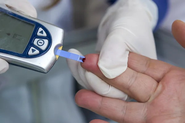 Medição do açúcar no sangue com um medidor de glicose no sangue — Fotografia de Stock