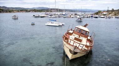 chalkidiki denizde ahşap tekneye havadan görünümü