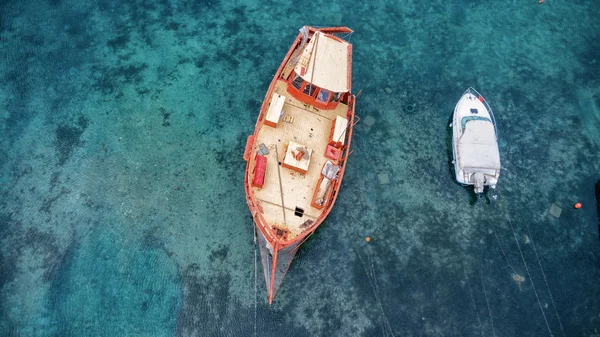 Αεροφωτογραφία του μία ξύλινη βάρκα στη θάλασσα στη Χαλκιδική — Φωτογραφία Αρχείου