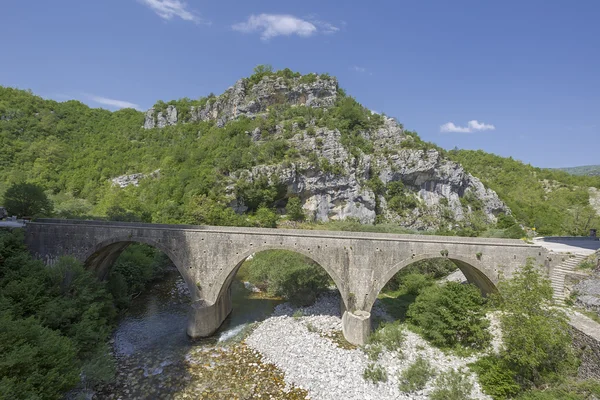 Oude stenen brug in westelijke zagoria, epirus, Griekenland — Stockfoto
