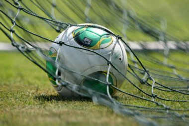 sahada futbol topları