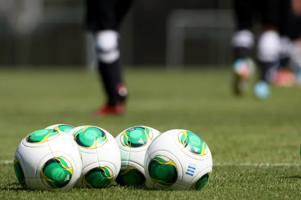 Voetbal ballen op het veld — Stockfoto