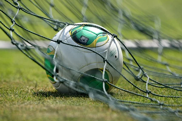 Pelotas de fútbol en el campo — Foto de Stock