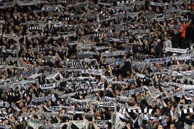 paok ve aek arasında futbol maçı