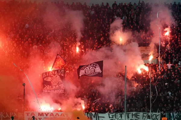 Paok ve panathnaikos arasında futbol maçı — Stok fotoğraf