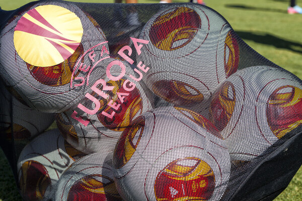 Мячи Лиги Европы в сети во время тренировок в Паоке
