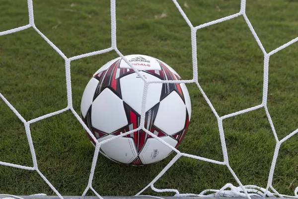 Футбольный мяч в сетке — стоковое фото