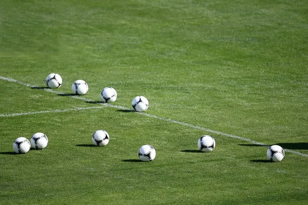 Balones de fútbol en el estadio de hierba —  Fotos de Stock