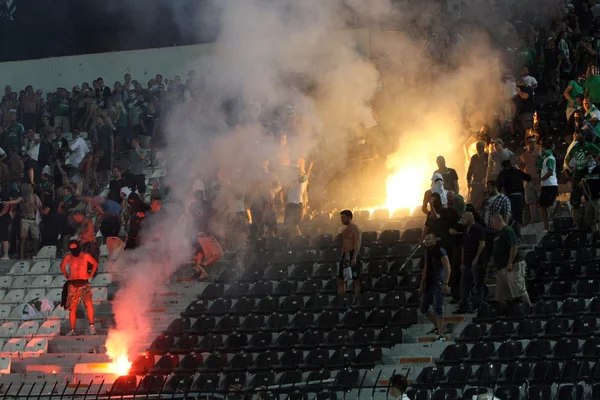 PAOK thessaloniki tegen snelle Wenen voetbal overeenkomen met rellen — Stockfoto