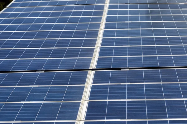 太陽電池パネルと再生可能エネルギー — ストック写真