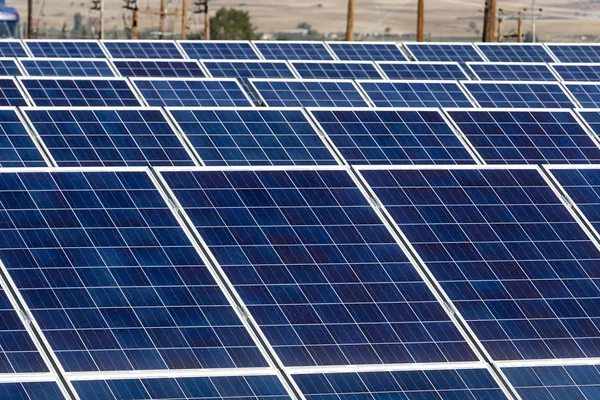 Solární panely a obnovitelné zdroje energie — Stock fotografie