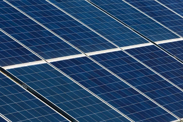 Сонячні панелі та відновлювана енергія — стокове фото