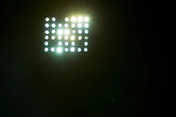 Stadio luci contro buio notte cielo backgroundon — Foto Stock