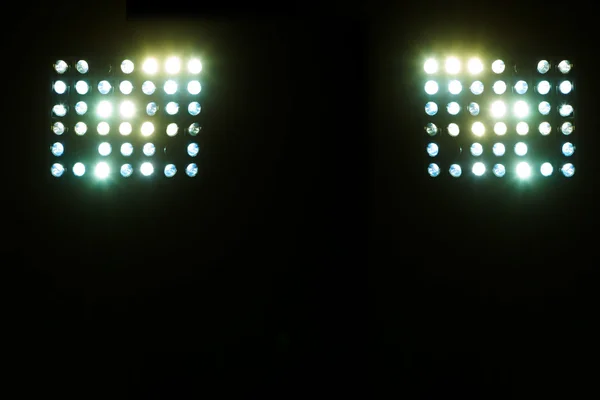 Estadio luces contra oscuro cielo nocturno backgroundon — Foto de Stock