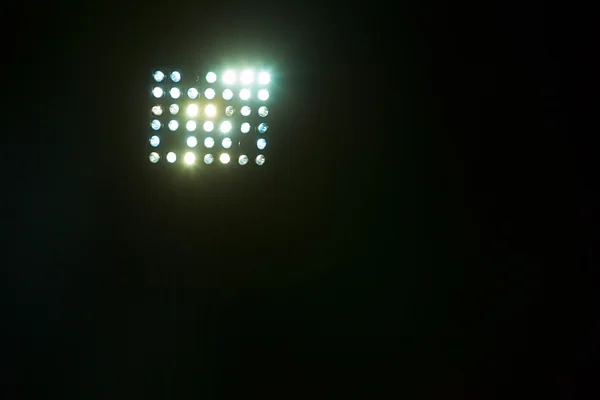 Estádio luzes contra noite escuro céu background — Fotografia de Stock