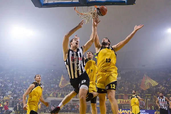 Basketballliga-Spiel aris vs paok — Stockfoto