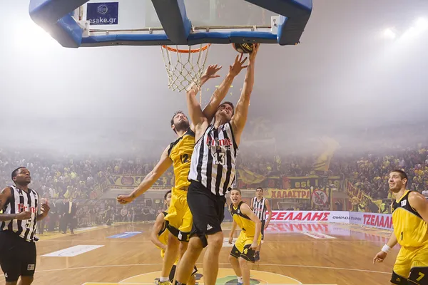 Basketballliga-Spiel aris vs paok — Stockfoto