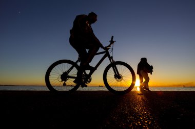 gün batımında yol Bisiklete binmek bisikletçi silüeti