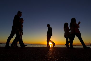 sunset bulvarında yürürken insan silouetes