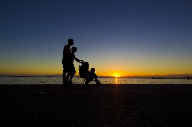 sunset bulvarında yürürken insan silouetes