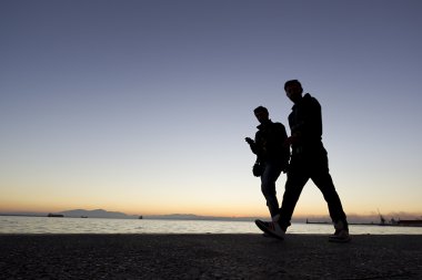 sunset bulvarında yürürken insan silouetes