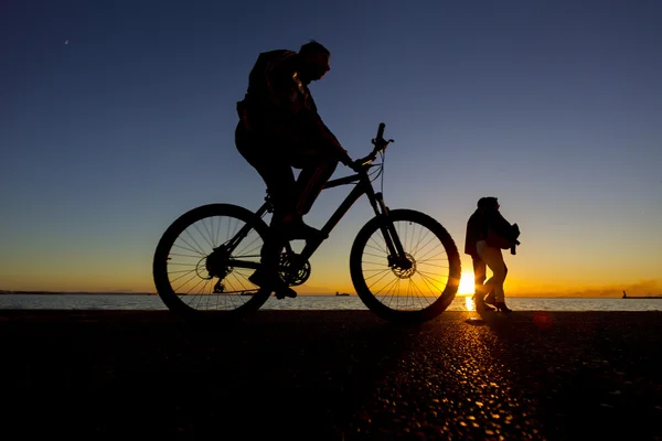 Silhouette of the cyclist riding a road bike at sunset — Stock Photo, Image