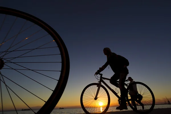 Silhouette des Radfahrers auf einem Rennrad bei Sonnenuntergang — Stockfoto