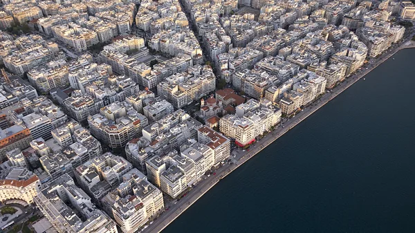 Luchtfoto uitzicht van thessaloniki kort voor zonsondergang, gre — Stockfoto