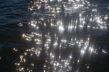 Güneş deniz parlayan