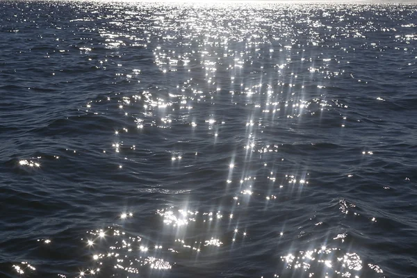 Leuchtet in der Sonne Meer — Stockfoto