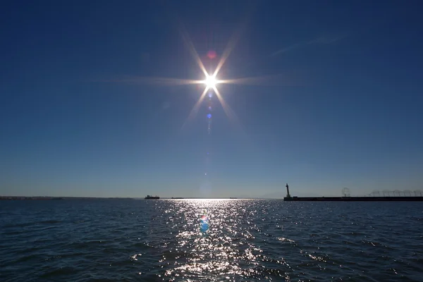 Schijnt in zon zee — Stockfoto