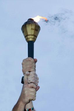 bir ateşten tutan eller