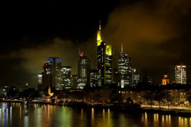 frankfurt manzarası su gece görünümü yansımaları ile