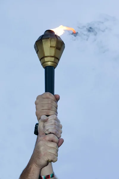 Mãos segurando uma marca de fogo — Fotografia de Stock